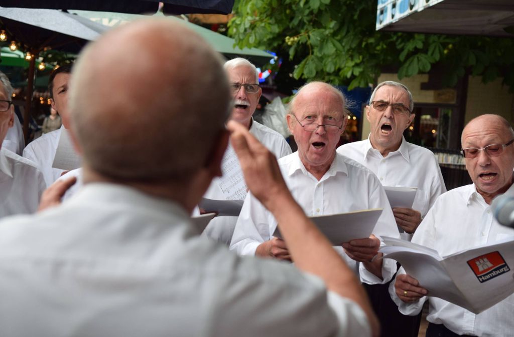 „In Hamburg haben sie die Perlen, Stuttgart hat den Chor des Tiefbauamts“, sagte Bürgermeisterin Isabel Fezer. Der Männerchor sang bei der Eröffnung des Fischmarkts.