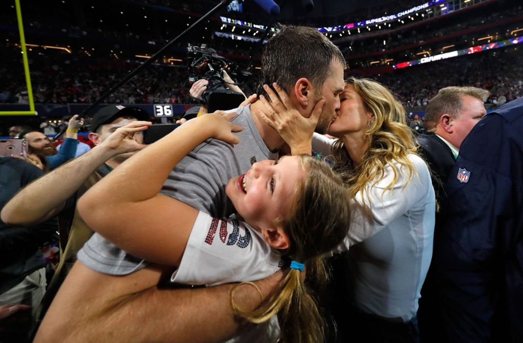 Kuss für den Star: Patriots-Quarterback Tom Brady holt sich von seiner Frau Gisele Bündchen seine Belohnung ab.