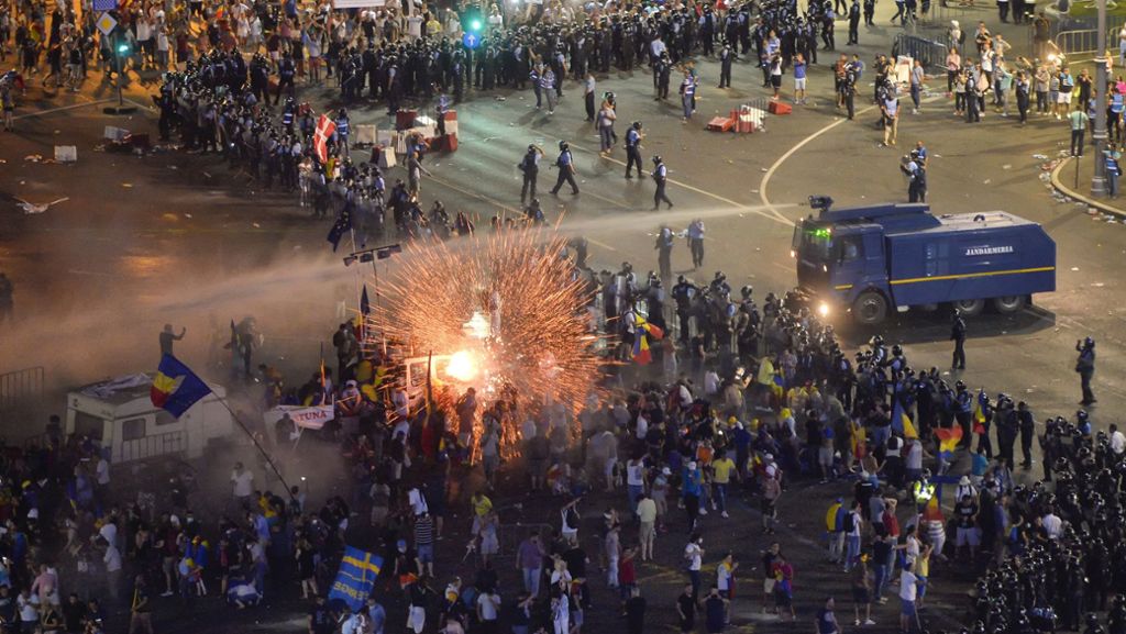  In Rumäniens Hauptstadt Bukarest sind bei einem Polizeieinsatz gegen regierungskritische Demonstranten mehrere Hundert Menschen verletzt worden. 