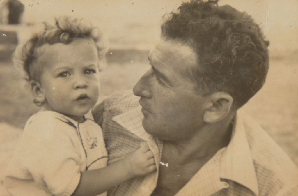 Hagai als Kind mit seinem Vater Abschalom in den 50er Jahren.