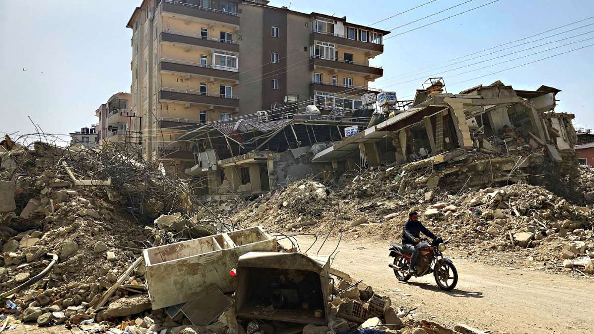 Fragwürdige  Organisatoren: Erdbebenhilfe mit Hintergedanken