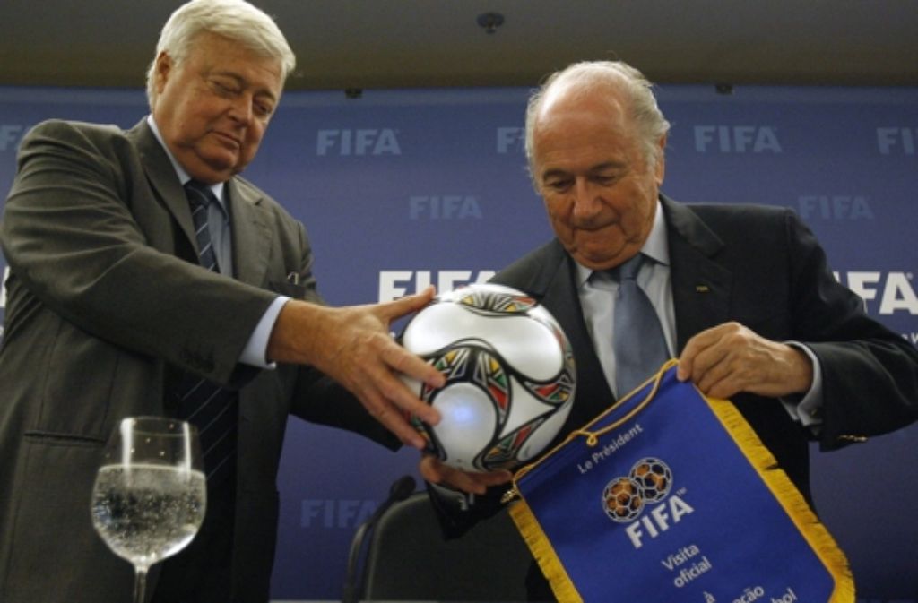 1975 kam Blatter zur Fifa, wo er als Direktor der Entwicklungsprogramme arbeitete, unter anderem an dem Konzept der U-20- und U-17-Weltmeisterschaften. 1981 berief man den Schweizer zum Generalsekretär. Auch an den Verhandlungen über die Fernseh- und Marketingverträge für die Fußball-Weltmeisterschaften wirkte er mit.