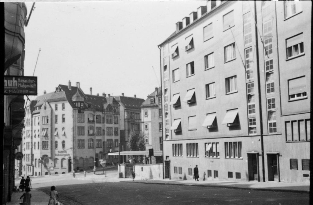 Rechts im Bild die Tankstelle am Rosenbergplatz.