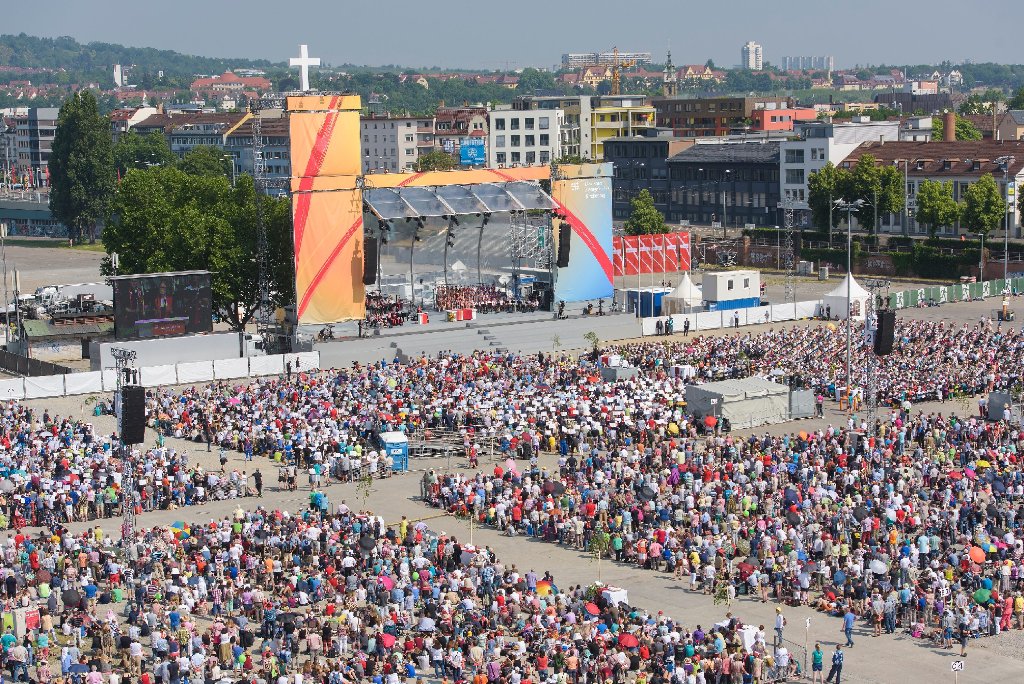 Mit einem großen Abschlussgottesdienst auf dem Cannstatter Wasen geht der Kirchentag am 7. Juni zu Ende. Laut Veranstalter waren insgesamt 97.000 Dauerbesucher in Stuttgart; dazu kommen Zehntausende Menschen, die den Kirchentag an einem oder an zwei Tagen besucht haben. Hier geht es zum Artikel von damals.