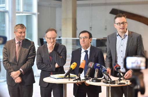 Die drei Fraktionschefs – von rechts – Andreas Schwarz (Grüne), Wolfgang Reinhart (CDU) und Andreas Stoch (SPD) erklären, weshalb sie ihren Plan einer Staatspension für Abgeordnete auf Eis legen. FDP-Fraktionschef Ulrich Rülke (FDP, links) war immer schon für die Privatvorsorge der Abgeordneten. Foto: dpa