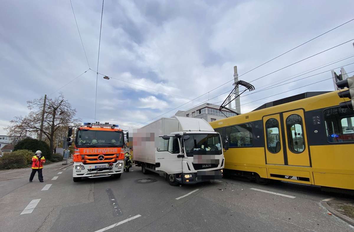 Ein Lkw und eine Stadtbahn waren zusammengestoßen, weil der Lastwagenfahrer ...