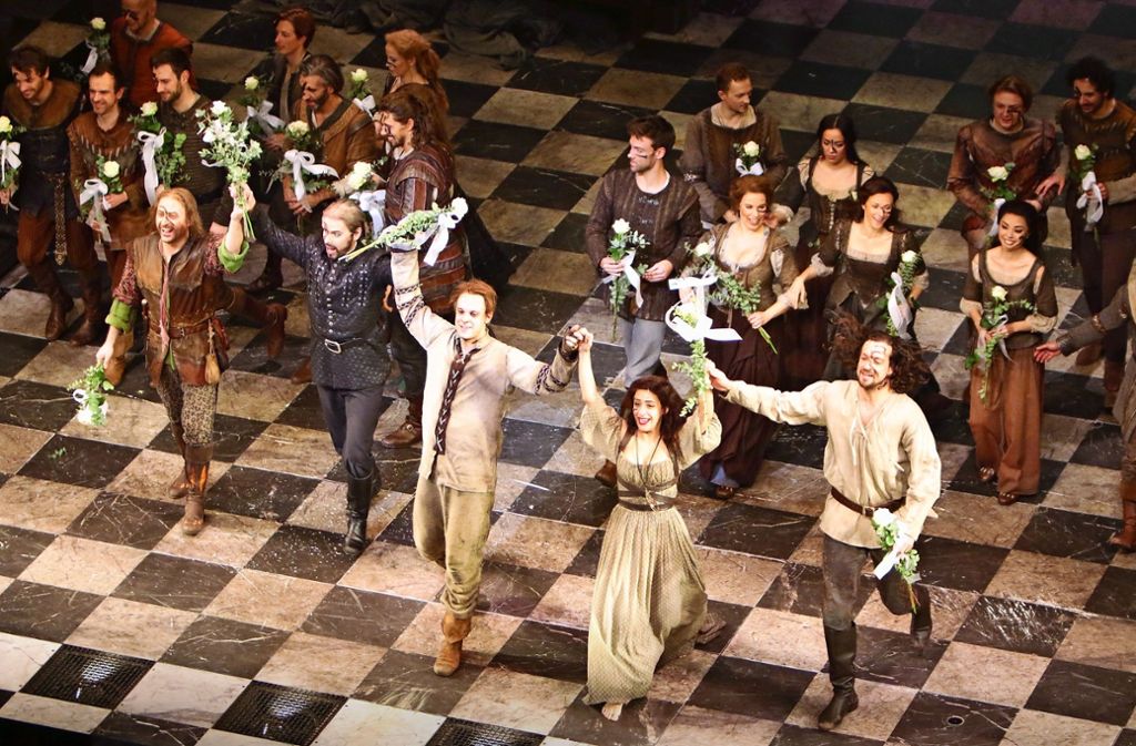Das Stuttgarter Ensemble des Musicals „Der Glöckner von Notre Dame“ beim Schlussapplaus im Stage-Apollo-Theater.