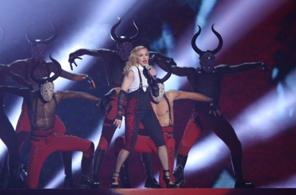 Madonna ist mit mehr als 300 Millionen verkauften Tonträgern der erfolgreichste weibliche Popstar weltweit. In ihrer rund 30-jährigen Karriere hat sie 13 Studioalben veröffentlicht. Seit den 1980er Jahren landete sie mit ihren Songs regelmäßig auf Platz 1.
