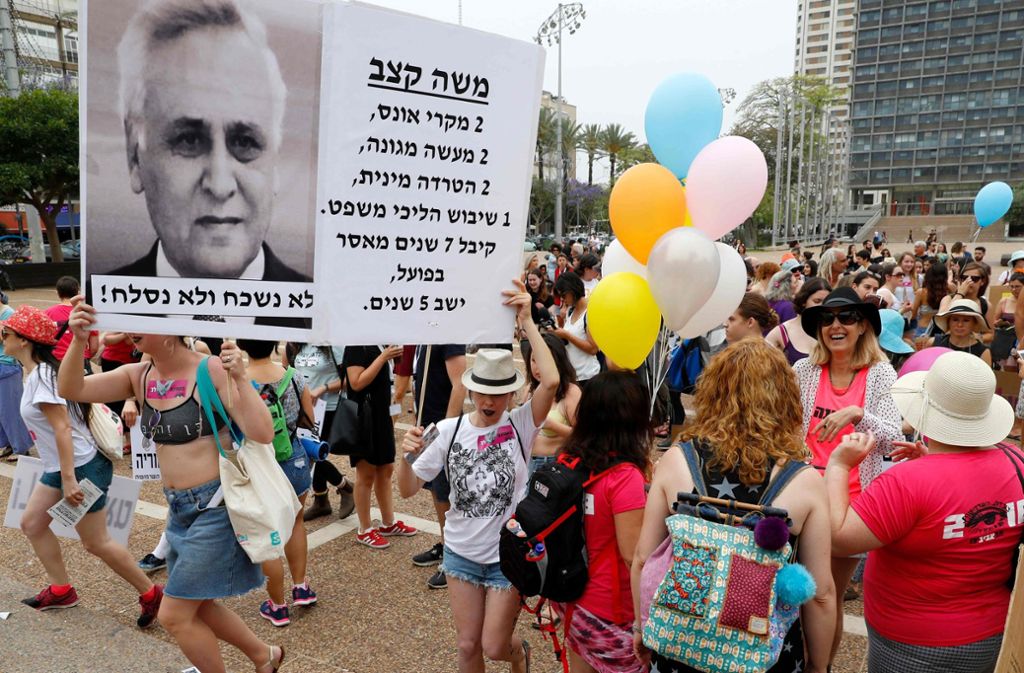 Auf diesem Plakat ist der ehemalige Israel-Präsident Moshe Katzav zu sehen. Er ist ein verurteilter Sexualstraftäter.