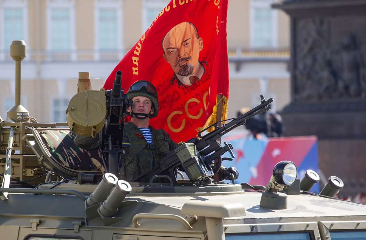 Eine Fahne mit einer Abbildung von Lenin ist bei der Präsentation der militärischen Ausrüstung während der Generalprobe für die Parade zum Tag des Sieges auf dem Palastplatz zu sehen.