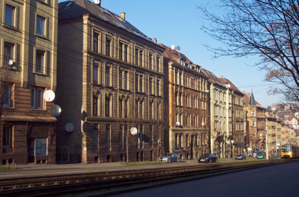 Dicke Luft in Stuttgart: Einen fragwürdigen Rekord fährt die Hohenheimer Straße ein. Schon am 18. Januar wird dort der Jahresgrenzwert für den Schadstoff Stickstoffdioxid überschritten. Auch die Feinstaubwerte liegen dort seit Jahren über dem Limit.
