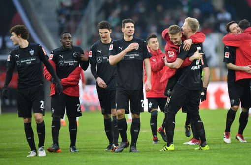 Nach dem Sieg beim FC Augsburg freuten sich nicht nur die Spieler des VfB Stuttgart. Foto: Bongarts