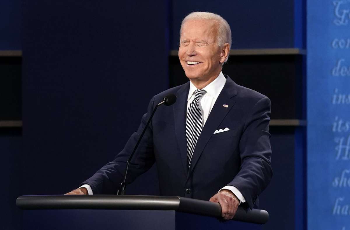 Joe Biden reagierte auf die Kommentare seines Kontrahenten oft nur mit einem ironischen Lachen. „Es ist schwer, mit diesem Clown auf einen Punkt zu kommen“, meinte der Präsidentschaftskandidat.