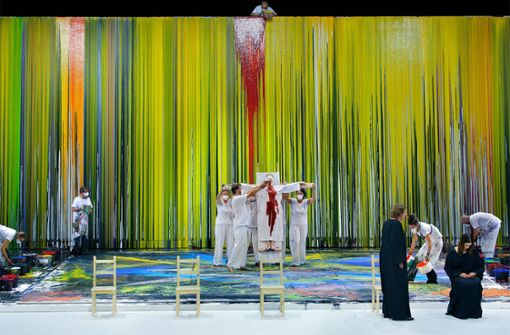 Malermeister aus dem Hause Nitsch verpassen der „Walküre“ neuen Anstrich. Foto: dpa/Enrico Nawrath
