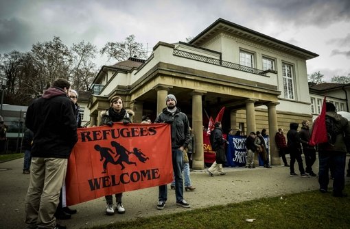Rund 200 Demonstranten stellten sich vor die Eingänge des Kursaals und blockierten diese. Foto: Lichtgut/Max Kovalenko