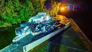 Auf Nebenarm des Neckars in Stuttgart: Feuerwehr löscht brennende Boote – Kripo sucht Zeugen