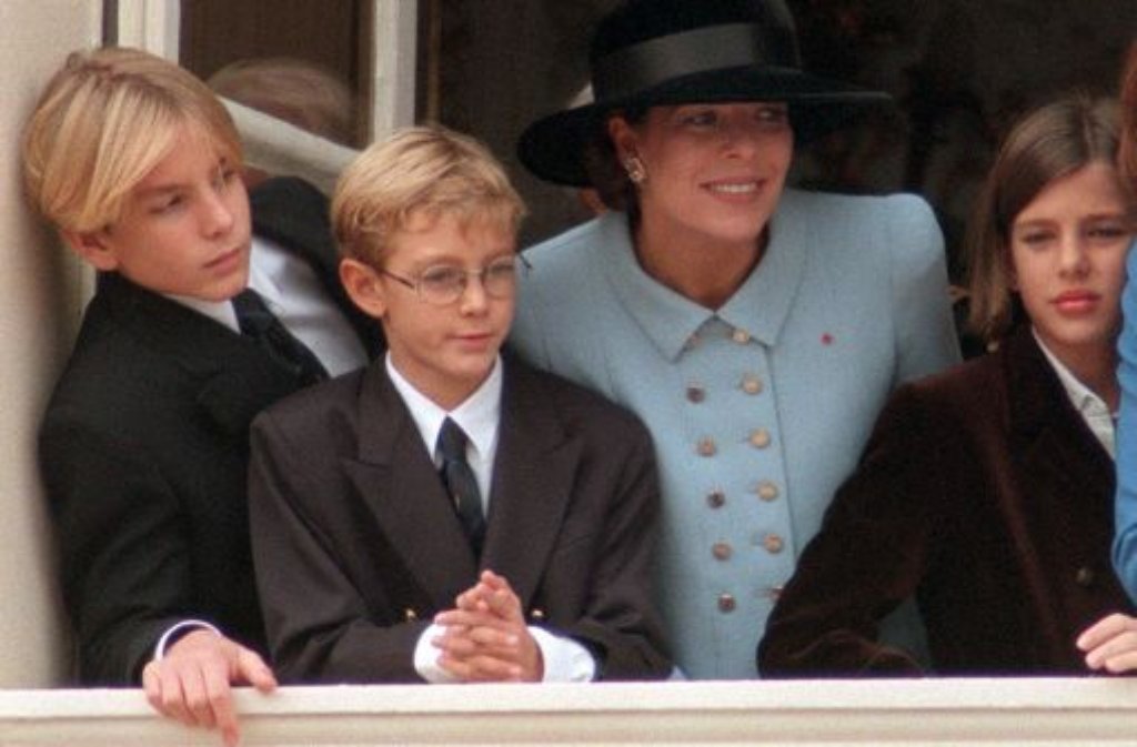 Ihre Kinder, Andrea, Pierre und Charlotte (von links), zieht sie zunächst alleine groß.