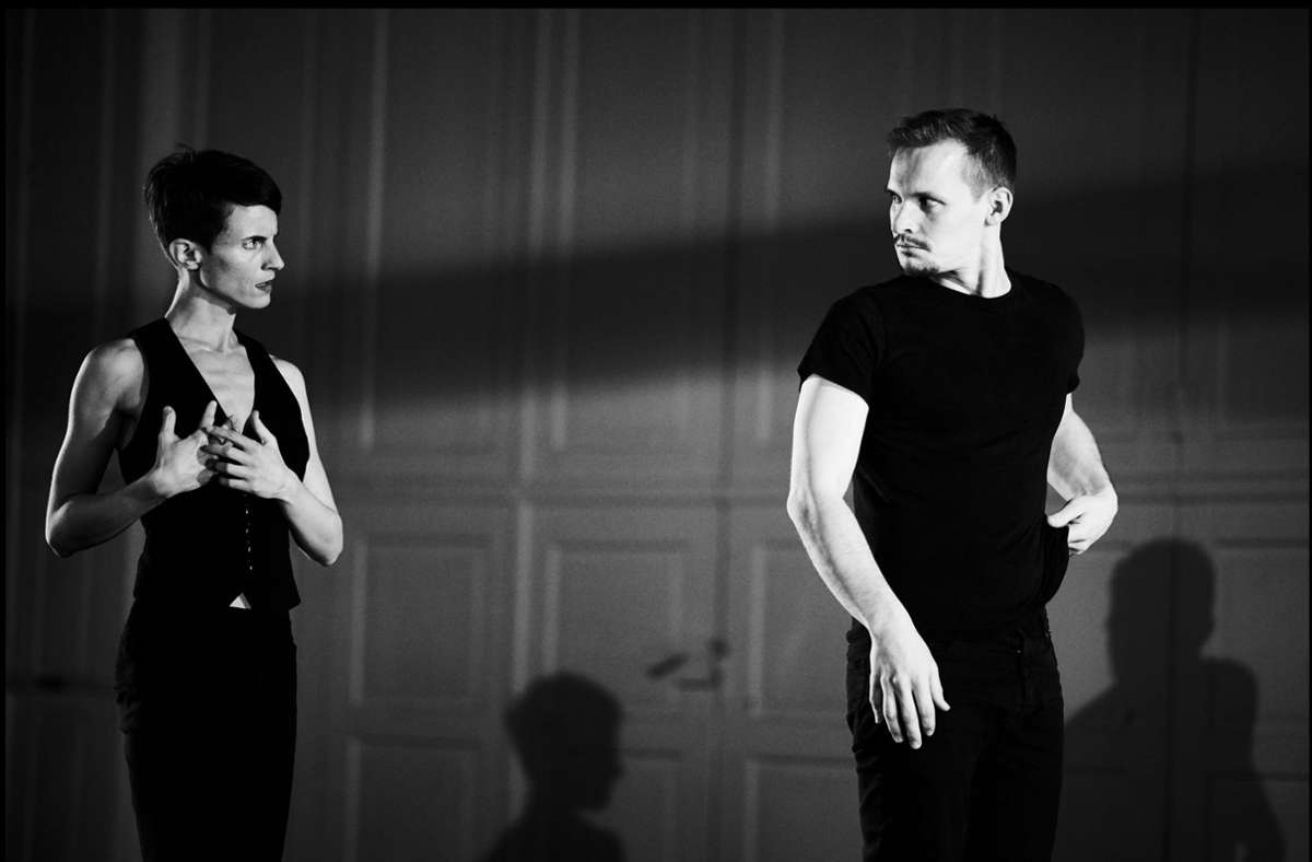 Auch der Improvisationsabend “Saal frei“ reizt den Tänzer Johannes Blattner – unser Foto zeigt ihn im Produktionszentrum mit Alexandra Mahnke...