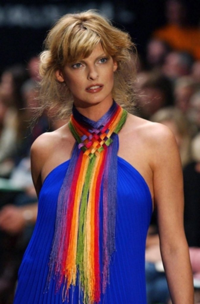 Dieses Gesicht ist immer noch gefragt: 2004 meldet sich die 39-Jährige sechs Jahre nach ihrem Rückzug aus dem Model-Geschäft auf der Londoner Modewoche zurück.