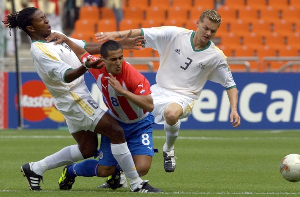 WM 2002 in Japan und Südkorea: Das Turnier in Asien ist aus VfB-Sicht ein Flop: zwei Teilnehmer (Zvonimir Soldo für Kroatien und Bradley Carnell für Südafrika/Foto, rechts), zweimal Aus in der Vorrunde.