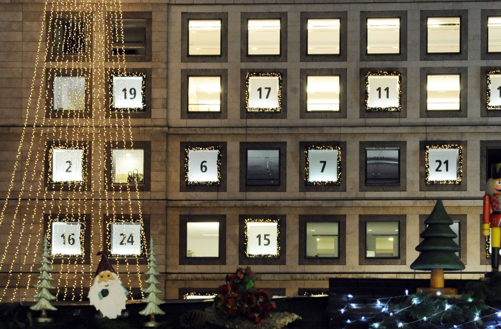 In STUTTGART verwandelt sich das Rathaus im Dezember in einen großen Adventskalender – mit 23 Türchen. Denn am 23. Dezember ist Schluss mit dem Weihnachtsmarkt. Jeden Abend um 18 Uhr öffnet sich ein Fenster und es erklingt auf dem Rathausplatz ein musikalischer Gruß aus einem der 23 Bezirke der Stadt.