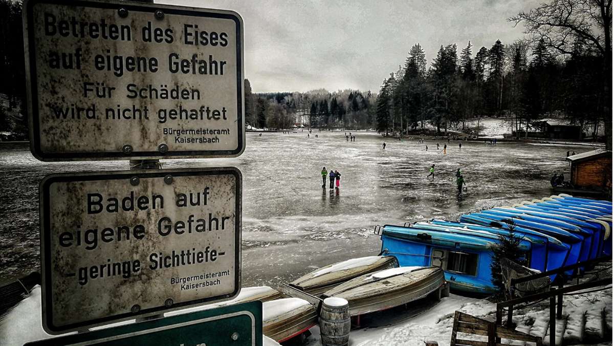  Der Ebnisee und andere Gewässer im Rems-Murr-Kreis sind zugefroren, auf dem Eis tummeln sich Schlittschuhläufer und Spaziergänger. Doch darf man das überhaupt – und was gilt es zu beachten? 