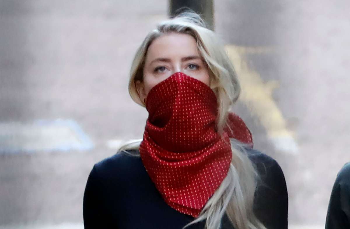 Auch Depps Ex-Frau Amber Heard (34) ist in London erschienen – mit rot-weiß gepunktetem Maskentuch. Depp beschuldigt seine Ex-Frau, der „aggressive Teil“ in ihrer konfliktreichen Beziehung gewesen zu sein.
