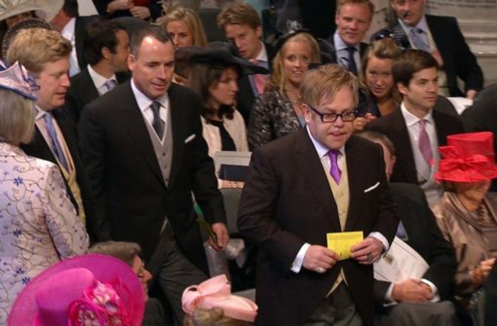 Sir Elton John wird nicht singen, aber darf mit seinem Mann David Furnish in der Kirche Platz nehmen.