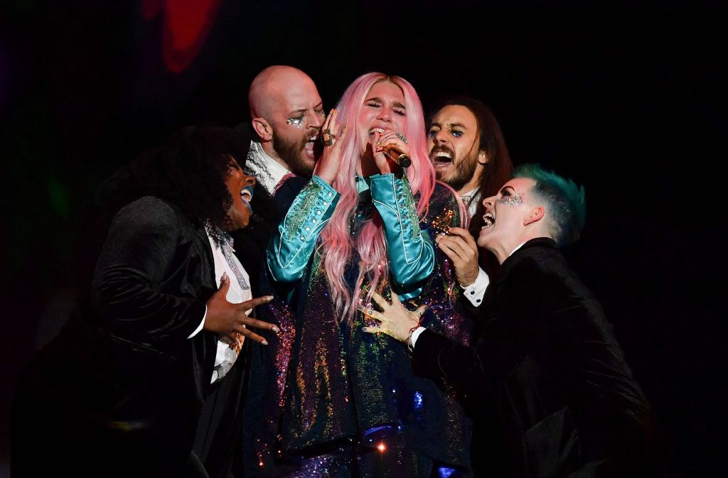 Kesha griff auch zum Mikrofon und fiel mit ihrem farbenfrohen Look auf.