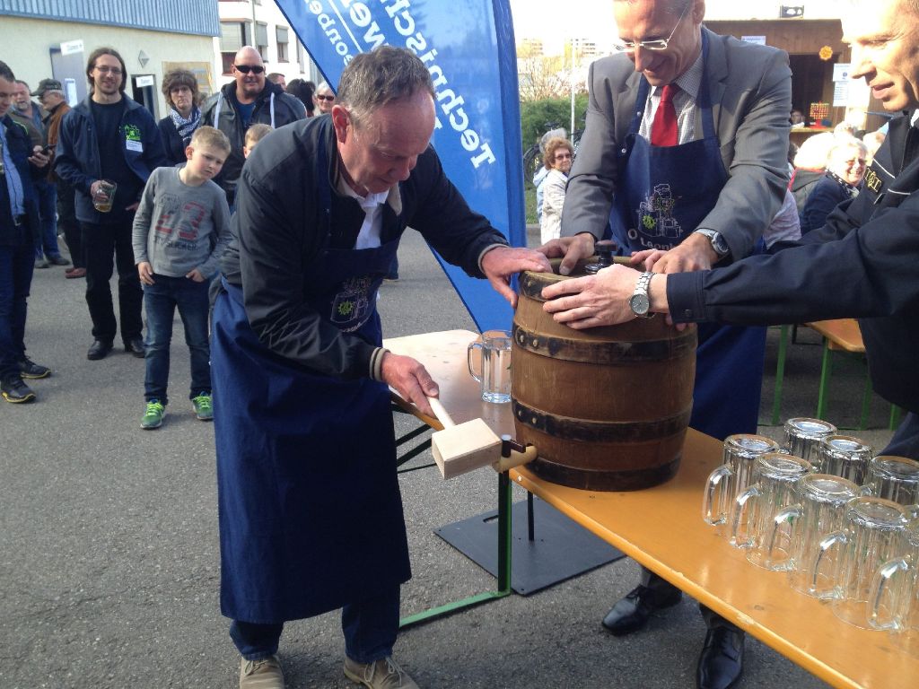 Reingehauen und das Bier läuft: Bürgermeister Klaus Brenner.