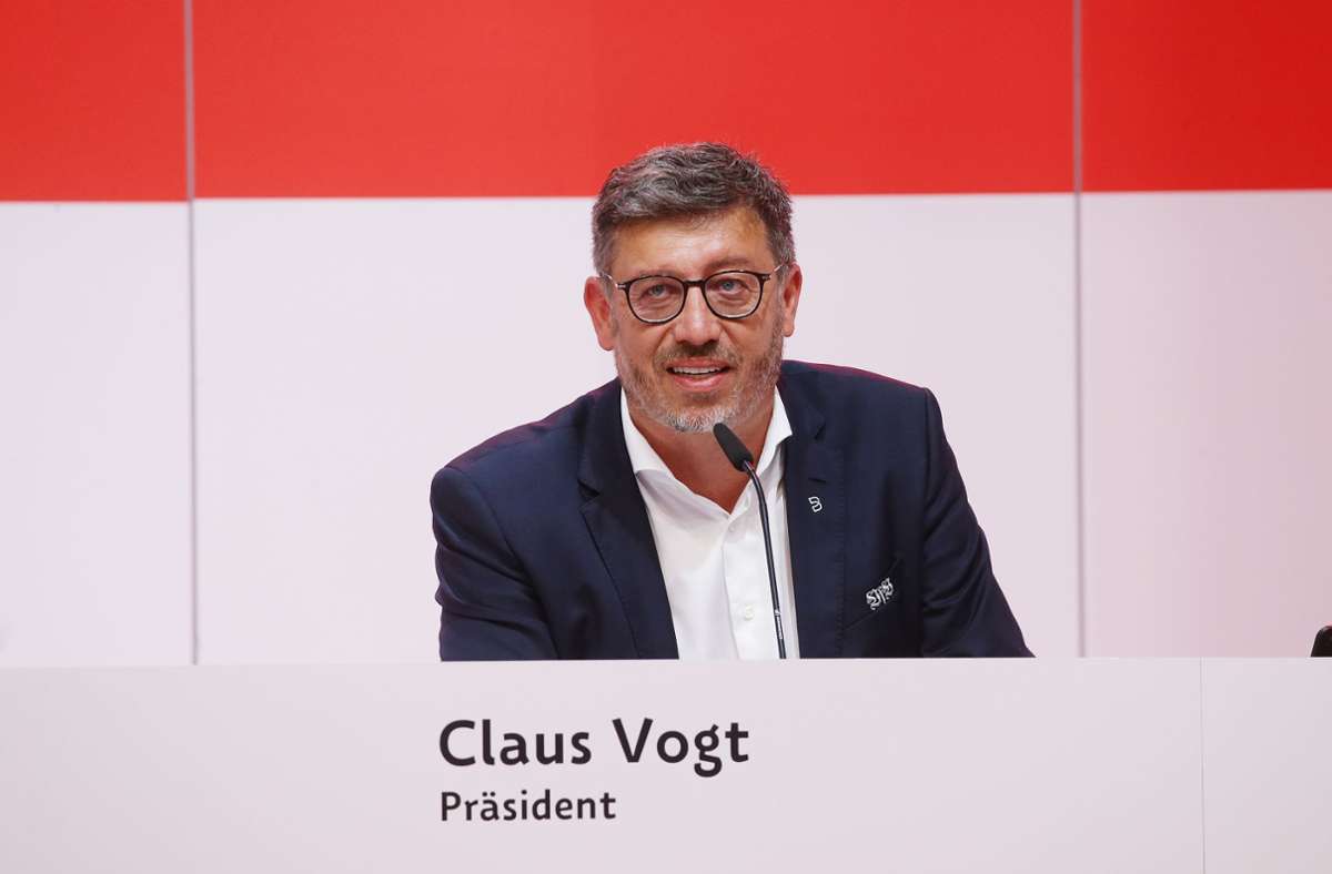 Claus Vogt (51) ist seit Dezember 2019 Präsident des VfB Stuttgart, am 18. Juli 2021 wurde er für vier Jahre im Amt bestätigt. Der Club ist Mehrheitseigner der VfB AG und stellt zwei Aufsichtsräte. Einer davon übernimmt – so das ungeschriebene Gesetz – den Vorsitz des Kontrollgremiums. Somit ist der Unternehmer aus Waldenbuch (Intesia Group Holding GmbH) auch Aufsichtsratsvorsitzender.