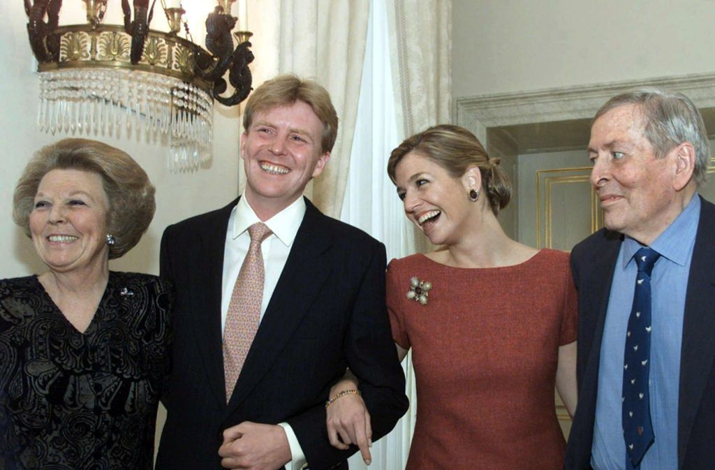 2001 geben der Kronprinz und die argentinische Investmentbankerin ihre Verlobung bekannt.
