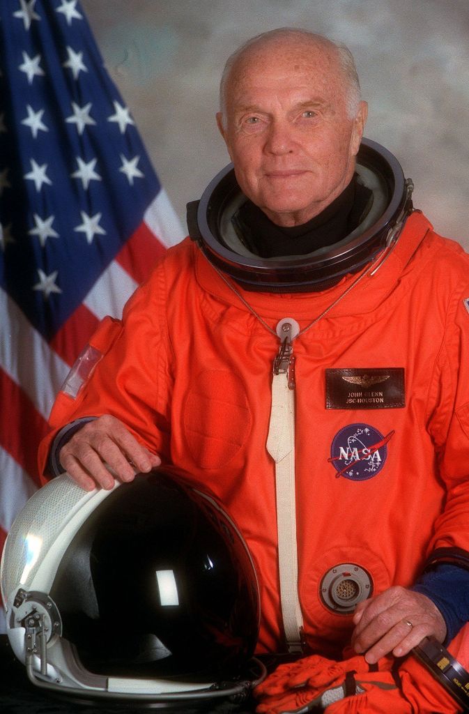 1998: Glenn im Raumfahrtanzug der Space Shuttle Mission.