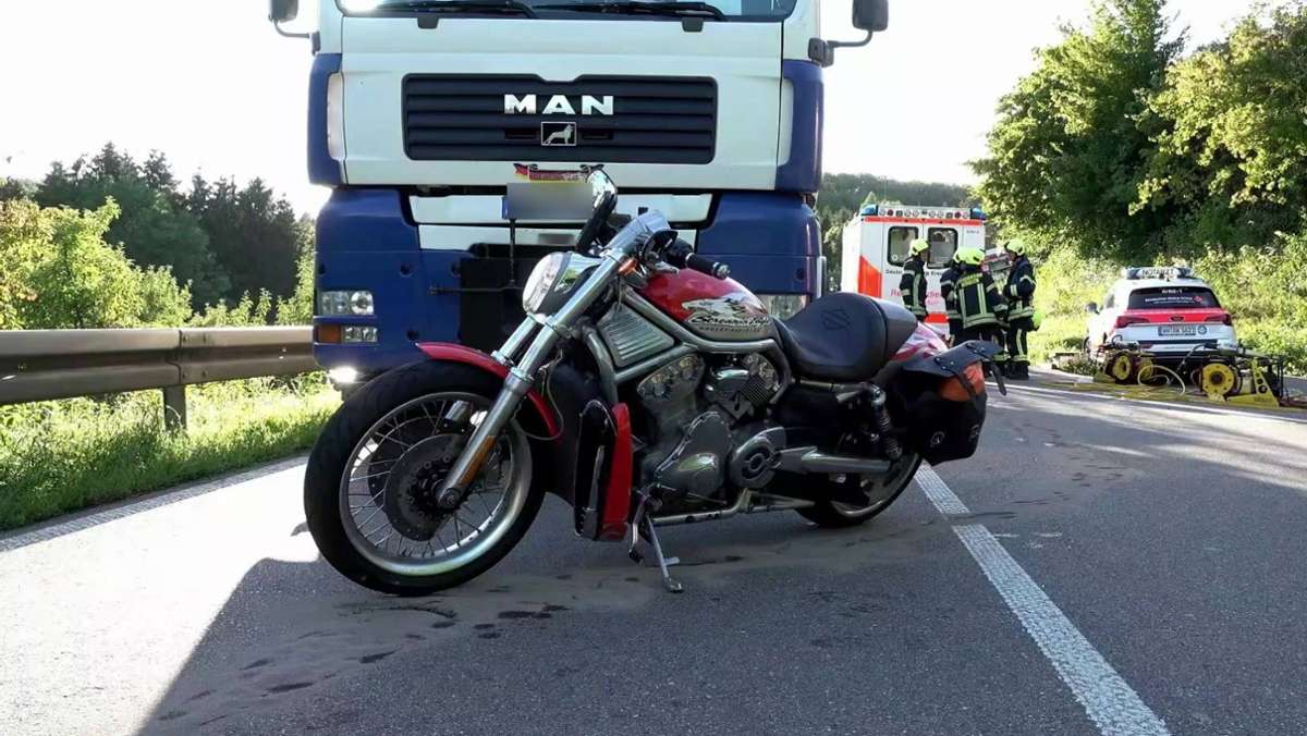 Unfall mit Motorrad in Berglen: Harley-Fahrer gerät unter Lkw-Anhänger