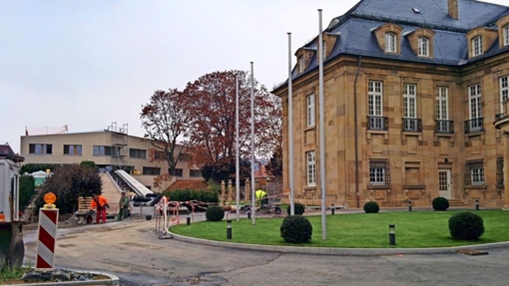  In der Villa Reitzenstein und einigen umliegenden Dienstgebäuden wird wieder Politik gemacht. Das neue Verwaltungsgebäude direkt beim Sitz der Landesregierung soll am 18. November eingeweiht werden. Es ist geplant, das Gebäude nach Eugen Bolz zu benennen. 