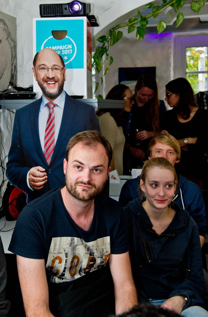SPD-Kanzlerkandidat Martin Schulz lacht, den Genossen in Stuttgart ist weniger nach Lachen zumute.