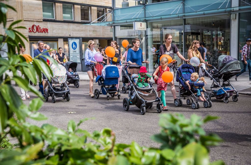 15 Eltern sind am Samstag mit Kinderwagen durch Stuttgart gezogen.