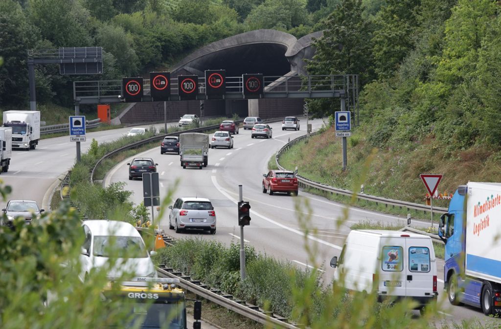 Der Kappelbergtunnel ist von Freitag, 16. März, 12 Uhr, an über das Wochenende in Fahrtrichtung Stuttgart gesperrt. Die Umleitung führt über  Bad Cannstatt. Foto: Patricia Sigerist
