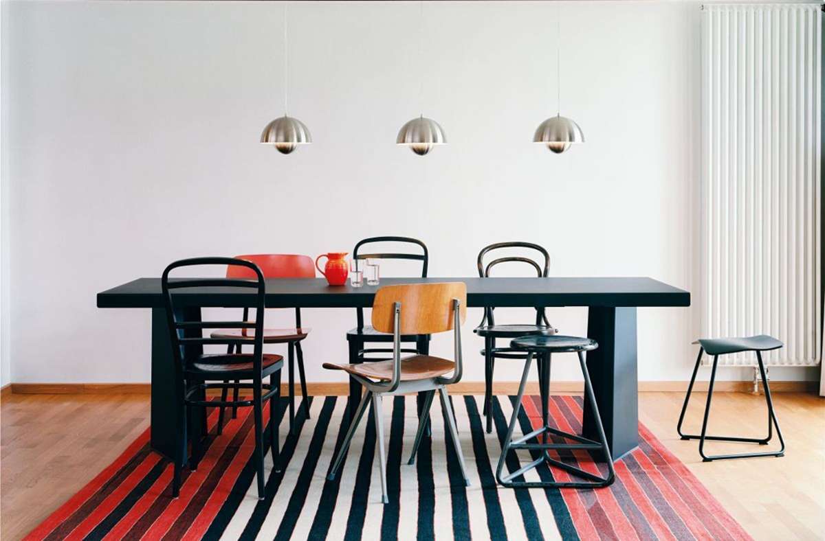 Ein Werk des Münchner Designers Konstantin Grcic für Classicon: der Tisch „Pallas“. Auch typisch für unsere Zeit: möglichst unterschiedliche Stühle, die man mit Designer-Tischen kombiniert.