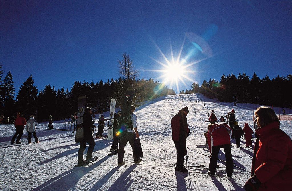 Neben den Abfahrten lohnt sich im Skigebiet Unterstmatt-Hochkop ein Besuch der Schneebar oder auch der Sonnenterrasse mit einem wunderschönen Blick auf den Hang.