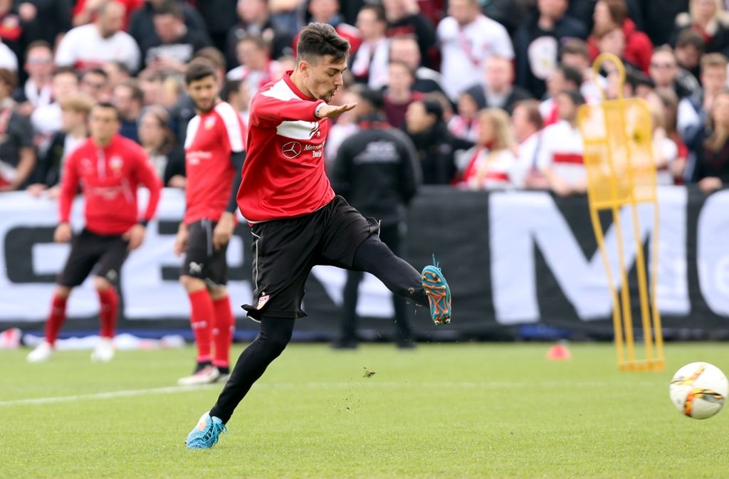 Links innen kommt erneut Federico Barba zum Einsatz, der letzte Woche gegen Dortmund sein VfB-Debüt gab.
