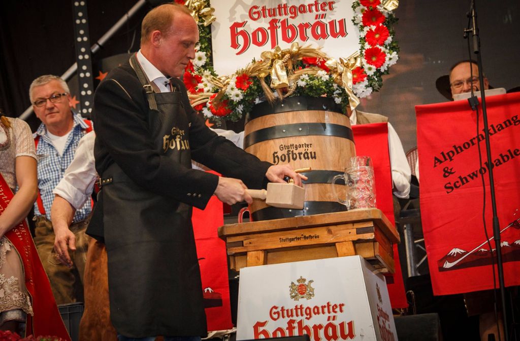 Mit vier Schlägen von Finanzbürgermeister Fuhrmann floss das Bier.