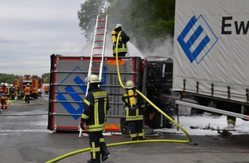 Fünf Menschen sind am Montagmorgen bei einem Autobahnunfall in der Nähe von Karlsruhe ums Leben gekommen. Sie verbrannten in ihrem Kleinlastwagen und konnten erst einige Stunden nach dem Unglück geborgen werden.