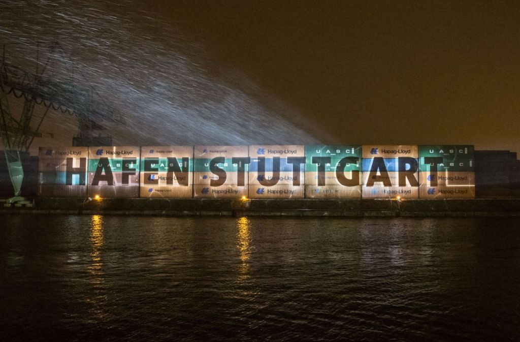 Am Stuttgarter Hafen konnten die Besucher vom Schiff aus einen Blick auf Lichtinstallationen werfen.