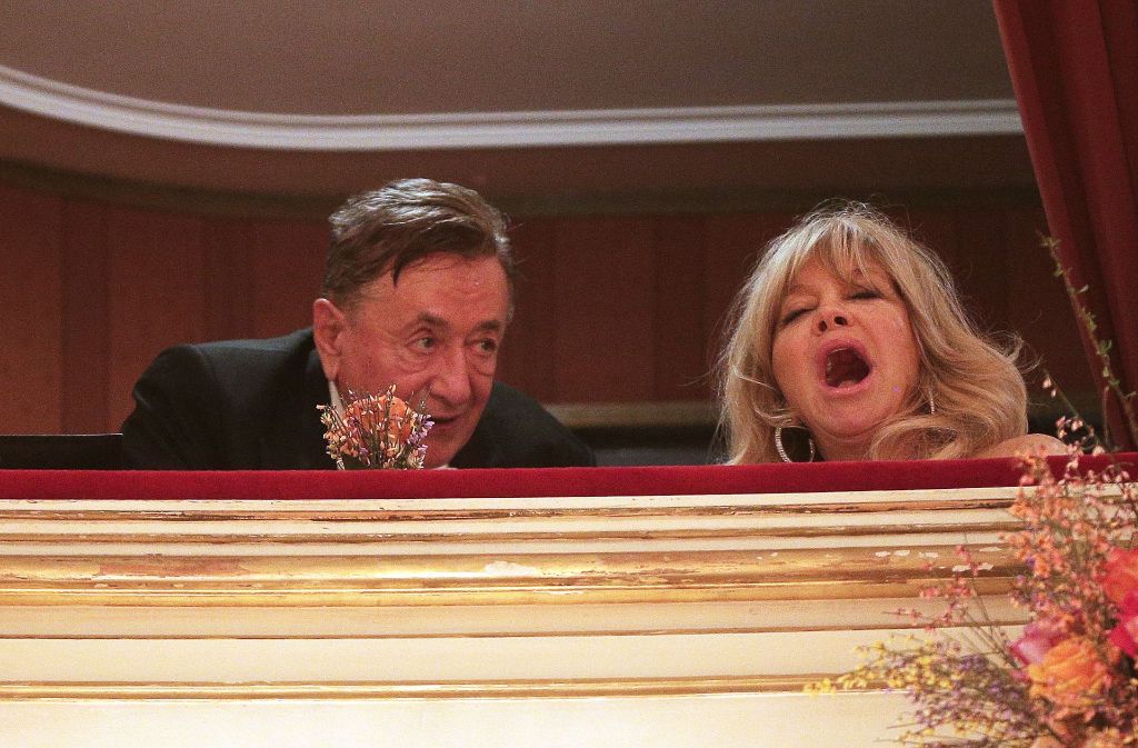 Richard Lugner mit seinem Opernballgast Goldie Hawn in einer Loge der Wiener Staatsoper.
