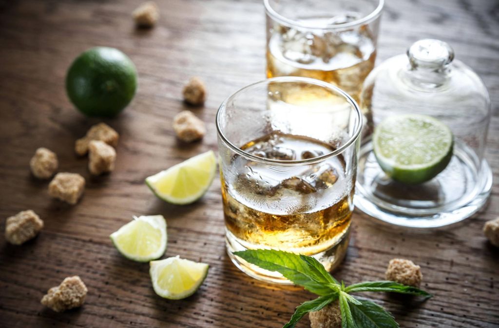 Mit einem edlen Whisky, einem guten Wein oder einem Gin aus der Region kann man kaum falschliegen. Am besten legen Sie gleich einen Anlass fest, zu dem der Tropfen genossen werden darf. Experimentierfreudige können auch Cocktails ganz nach Papas Geschmack mixen.