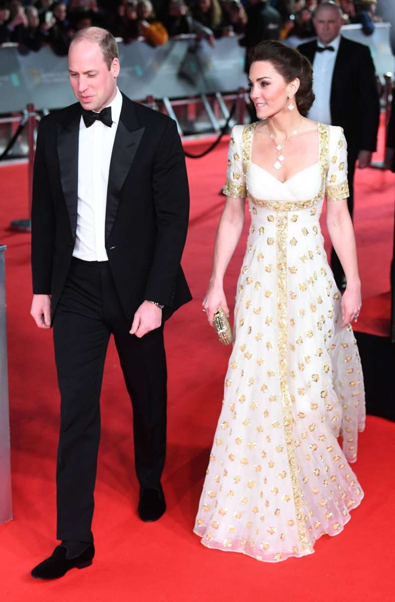 Für unseren Geschmack ist dieses weiß-goldene Tausend-und-eine-Nacht-Abendkleid von Alexander McQueen, das Kate erstmals 2012 in Malaysia und dann nochmal 2020 beim britischen Filmpreis Bafta trug, ein bisschen zu viel Disney-Prinzessin.
