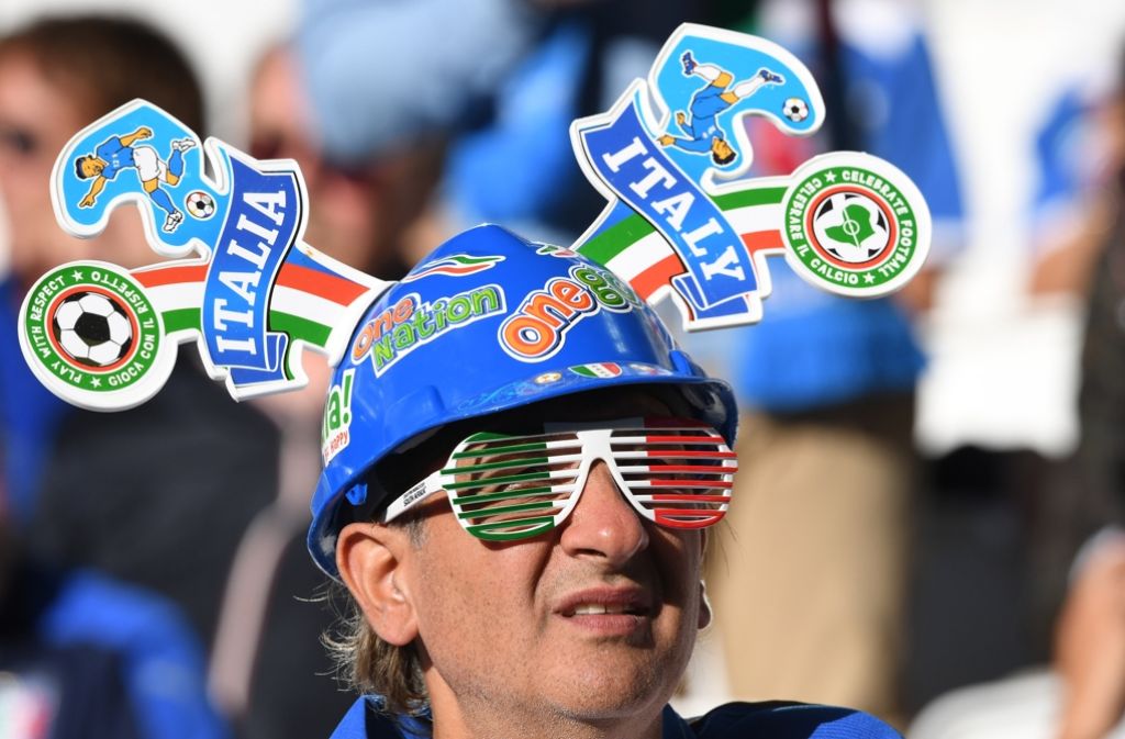 Kreative Alternative zum gewöhnlichen Fanschal: Auffälliger Hut mit Brille in italienischen Nationalfarben.