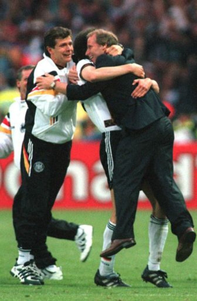 ... freut er sich gemeinsam mit Andreas Möller über den Gewinn der Europameisterschaft 1996.