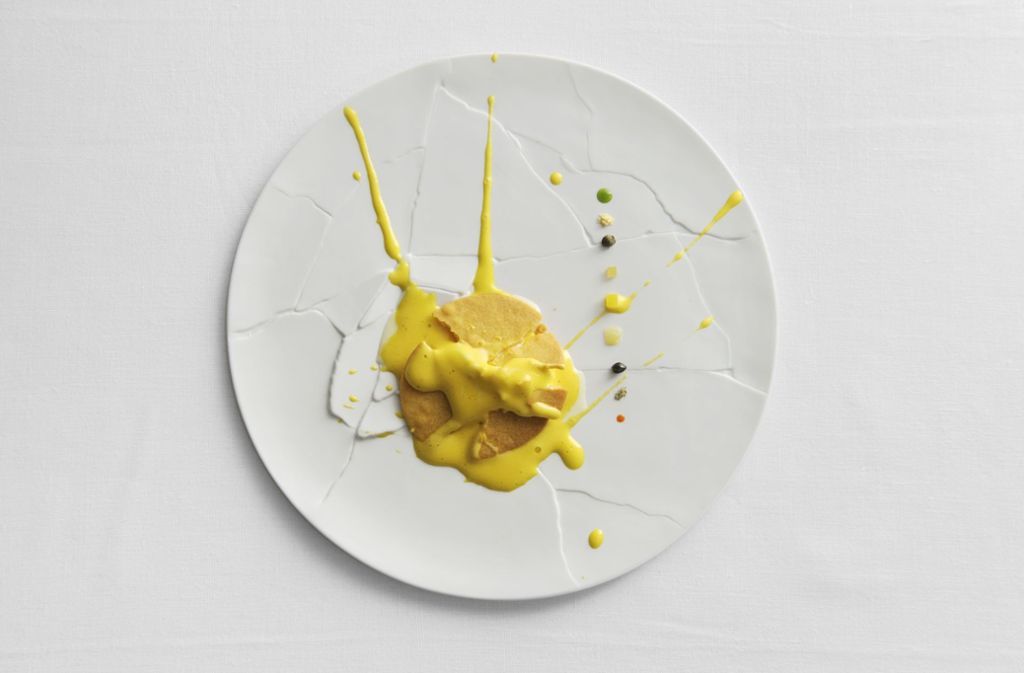 Massimo Bottura erfindet Gerichte mit langen, lustigen Titeln. Das ist eines seiner Signature Dishes mit dem Namen „Oops, ich habe die Zitronentarte fallen lassen“.